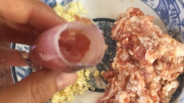 蒜蓉蒸小鱿鱼,将少许的肉末放进,鱿鱼肚子里