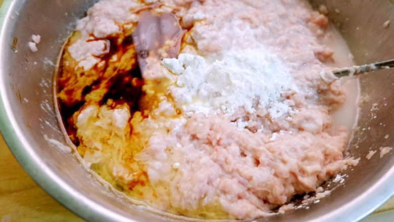 粤式瑶柱海参云吞,加入两大勺淀粉,少许生抽,盐,葱姜水,鸡蛋两个,以及之前剁好的瑶柱末