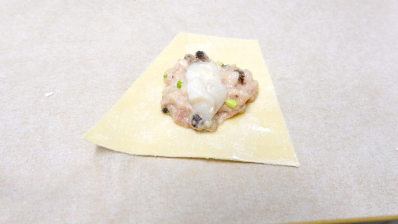 粤式瑶柱海参云吞,皮儿,馅儿,瑶柱,包起来就行了。