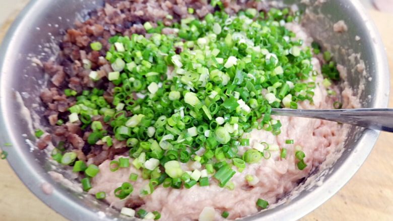 粤式瑶柱海参云吞,再加上葱花,一起拌匀,馅料就做好了