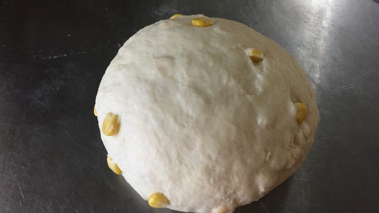 奶香玉米餐包,面团揉均匀以后放回面包机中,用发酵程序