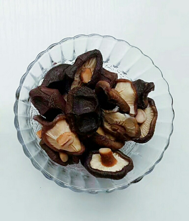 黄焖鸡,<a style='color:red;display:inline-block;' href='/shicai/ 230'>香菇</a>提前用水泡发,挤干水分备用