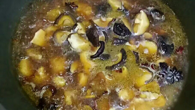 黄焖鸡,加入开水,水要没过鸡块