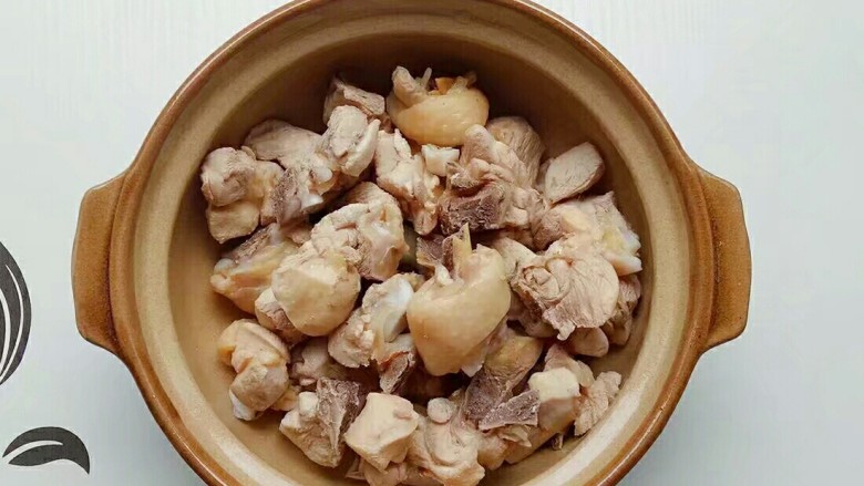 黄焖鸡,锅里烧热水,把鸡块放进去焯水,捞出备用