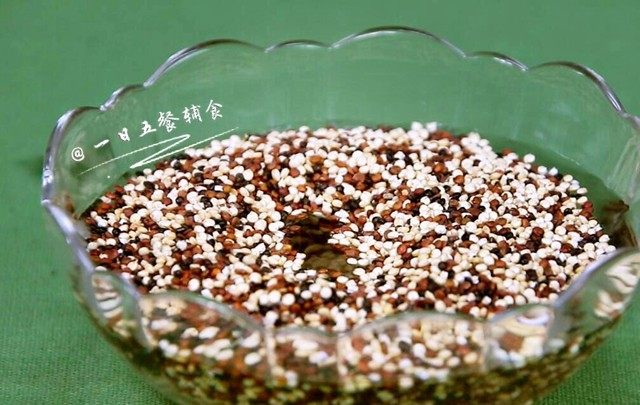 藜麦蒸鸡翅,藜麦泡水2小时。可以去除轻微的涩味,2个小时后,可以看到藜麦都长出了小芽。这就是藜麦的胚芽。