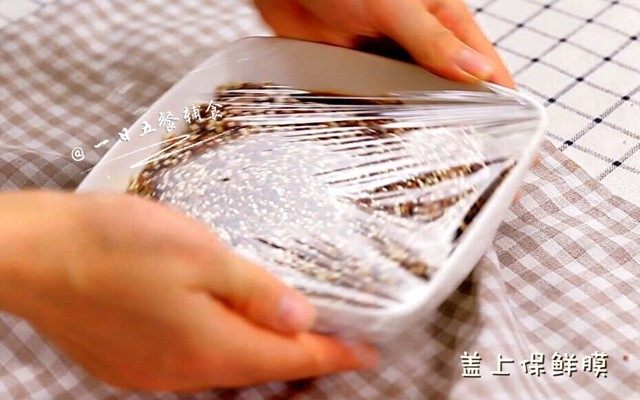 藜麦蒸鸡翅,盖一层保鲜膜,上锅后大火烧开,中小火蒸20分钟。