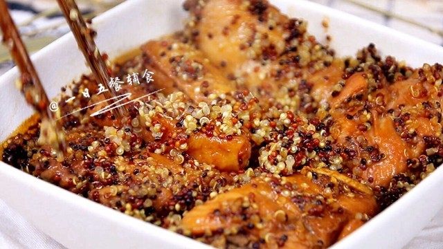 藜麦蒸鸡翅,看着看着,我好饿啊,不停咽口水。。。