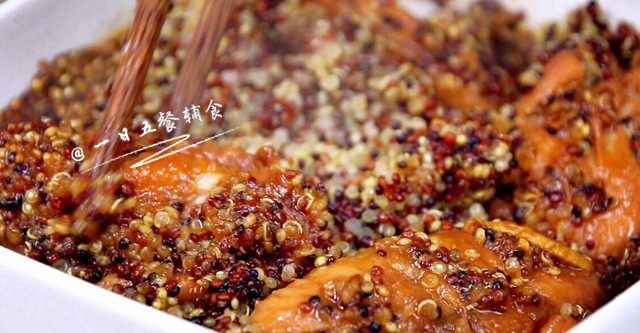 藜麦蒸鸡翅,🌻小贴士:藜麦的表面是有皂角苷的,所以害虫不吃哟, 就不用担心我们都很关注又没有办法的农药残留啦,天然的让我们超级放心。