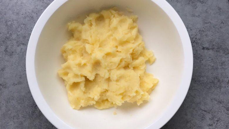 凤尾虾球,土豆片蒸好待凉,加1g盐、小半汤匙食用油戴一次性手套直接抓成泥状