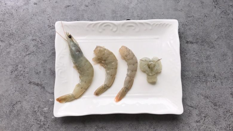 凤尾虾球,把虾去头,留尾部,把虾壳去掉留虾尾一节虾壳即可、用刀在虾尾中间划出大约2厘米距离,划到底,虾尾从切口处穿过去(如果你觉得麻烦就省略最后一步,个人觉得这样做出的虾球更好看,虾尾翻转一下虾尾更漂亮)