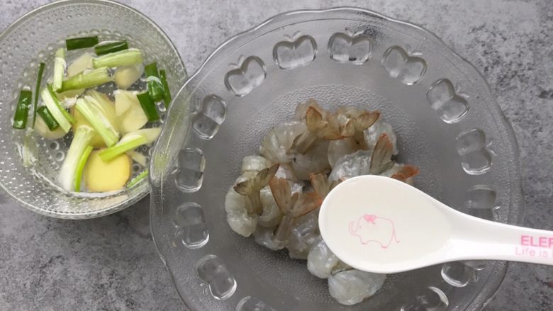 凤尾虾球,全部虾尾处理好,加3汤匙葱姜蒜水
