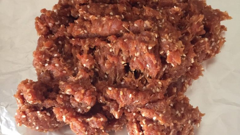 自制猪肉脯,将肉酱置于烤盘大小的铝箔纸上(此配方可作3或4盘,看厚度与烤盘大小而定)