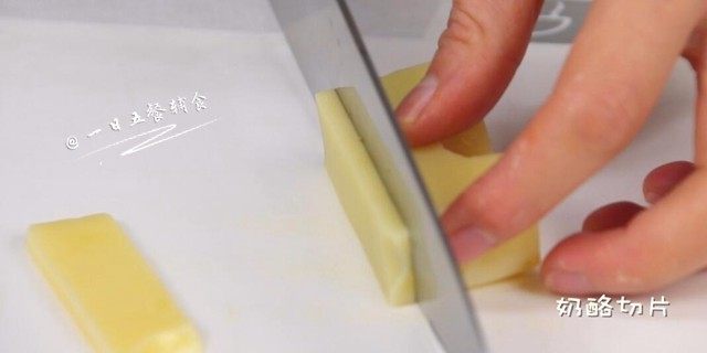 奶酪焗虾, Emmental奶酪切片。
🌻小贴士:焗虾最常见的是“马苏里拉奶酪”,就是用在披萨上的那层芝士。给宝宝吃,我平常用的Emmental奶酪