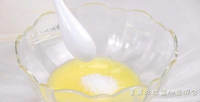 奶酪焗虾,加一点盐和蛋黄沙拉酱混匀。
🌻小贴士:如果你也用的高钙低钠的奶酪,完全可以不加盐。保证饮食的“低钠”,在小主爱吃的前提下,肯定越营养越好。
