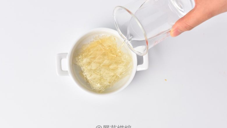百利甜奥利奥慕斯杯,容器内放入吉利丁片和冷水,静置融化