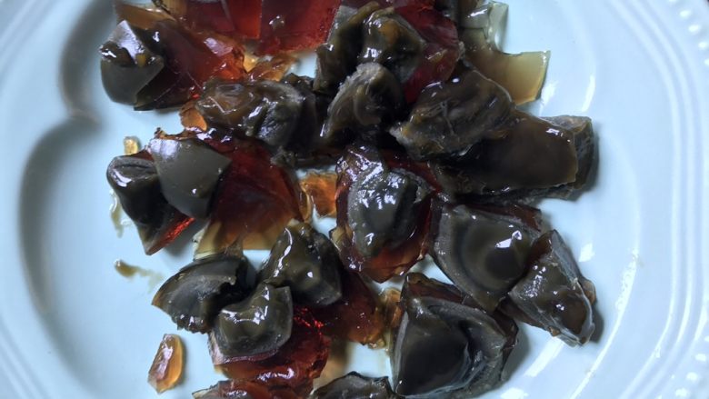 皮蛋拌豆腐,将皮蛋切成丁备用