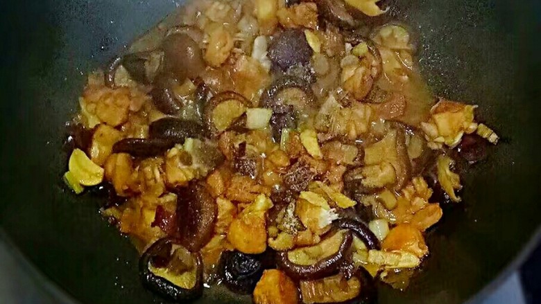 黄焖鸡,水也快焖干了,尝了一块鸡肉很入味了,我又加了一点盐,(如果自己尝了感觉咸淡正好就不用放盐了)
