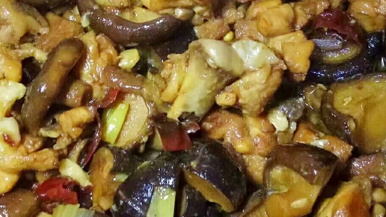 黄焖鸡,放少许鸡精,关火,翻炒均匀,装盘。