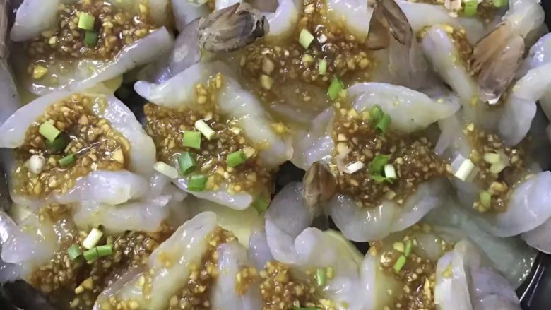 蒜蓉烤鲜虾,虾洗净、开背、去虾线，