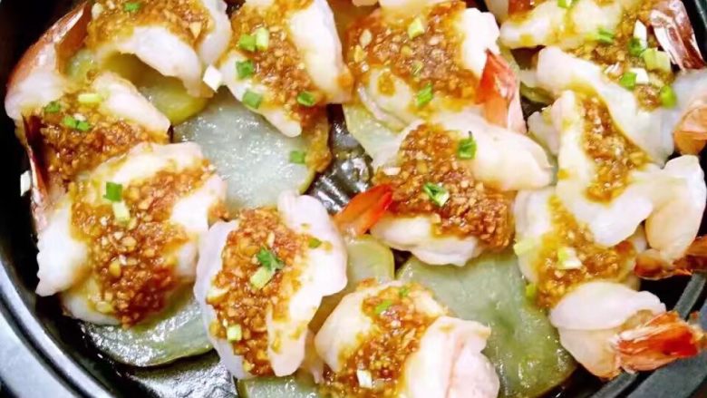 蒜蓉烤鲜虾,放入烤箱200度、烤15分钟