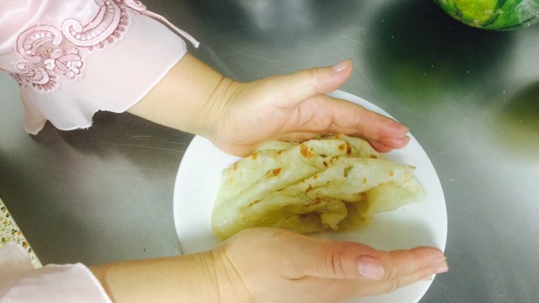 🌺筋饼🌺
,烙好的饼 要拍打松散 两个掌心相对 拍打饼
这一步很关键哟