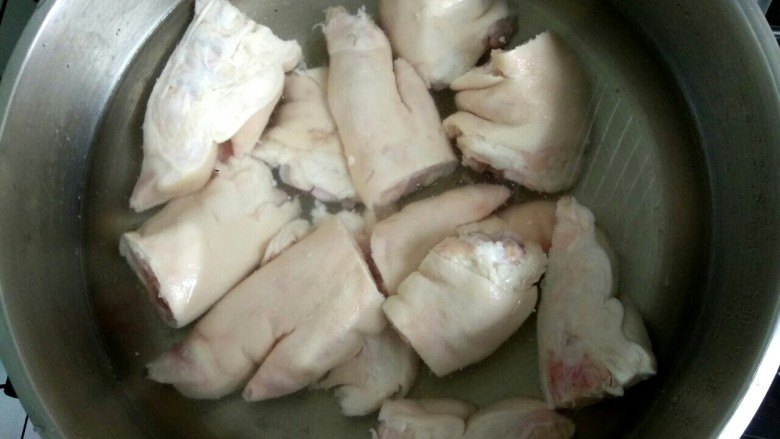 红烧猪蹄,冷水下锅,烧开,去血水