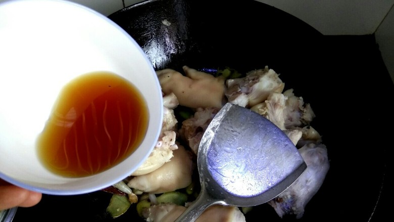 红烧猪蹄,放入5勺<a style='color:red;display:inline-block;' href='/shicai/ 718'>料酒</a>翻炒