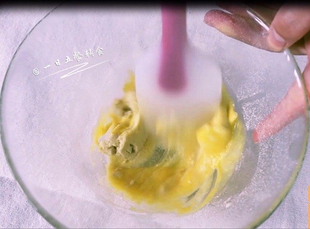 大黄米(杂粮)米糕,分离蛋白蛋黄。蛋黄加入大黄米粉糊中,拌匀。