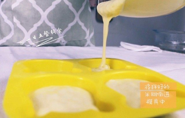 大黄米(杂粮)米糕,米糊倒进模具中,放入蒸锅,盖上盖子,蒸12分钟。