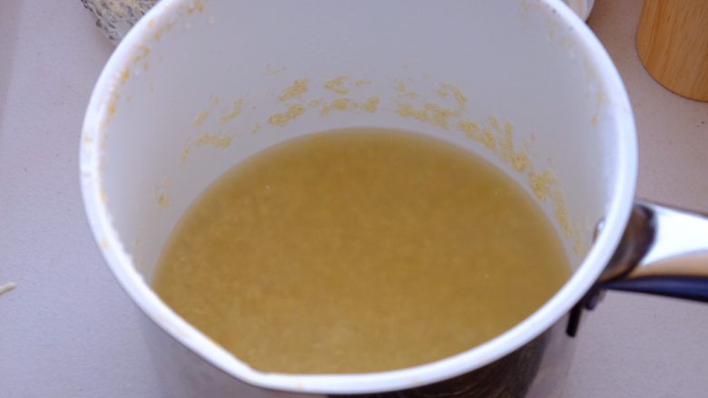 健康零食•坚果纤维能量球,以1:2的比例 把藜麦放进水里 煮开10分钟 关火 焖一会儿