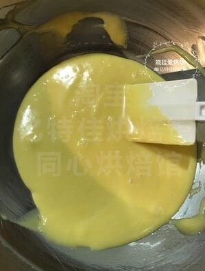 北海道巧克力流心蛋糕,打搅均匀后,换刮刀,整理四周盆壁,轻震搅拌盆,即可防止盆壁干燥凝结成粒,也可去除搅拌过程中形成的气泡,消泡除外,那是蛋白连打都没有打好