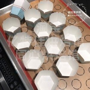 北海道巧克力流心蛋糕,准备好纸杯,我用了15个纸杯,不要装太满,七八分即可,多了容易爆裂