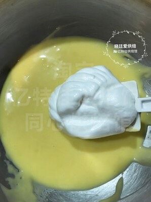 北海道巧克力流心蛋糕,分次与蛋黄糊混合,翻拌均匀