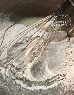 北海道巧克力流心蛋糕,筛入低粉,打搅均匀