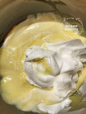 北海道巧克力流心蛋糕,搅拌好,再加一部分蛋白继续翻拌均匀