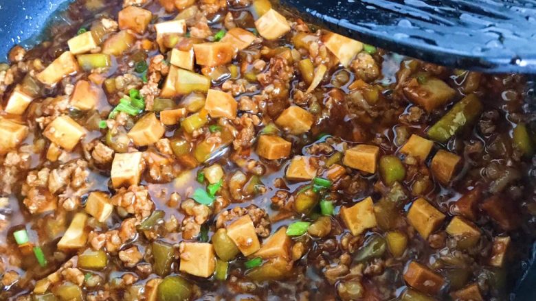 酱盖面,关火,美味可口的的酱料就完成咯……
