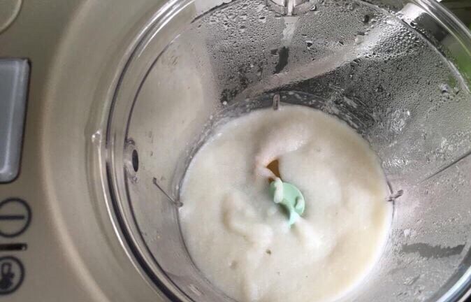 蓝莓山药雪峰泥,蒸熟后直接利用辅食机里的蒸馏水,取适量打成淮山泥备用,水量不宜太多,淮山泥需要浓稠些,否则凹造型不成型哦。