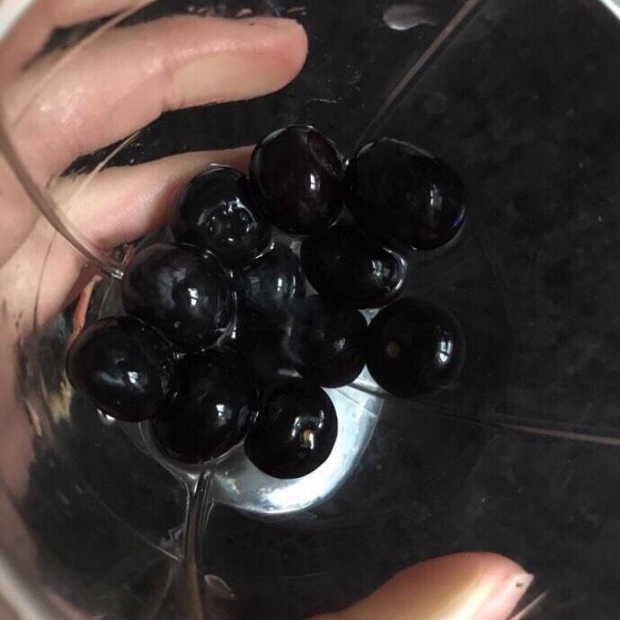 蓝莓山药雪峰泥,洗干净的蓝莓装入料理机,不用加水~
