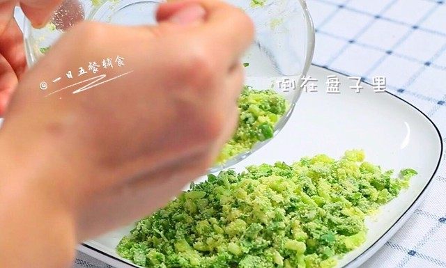 粉蒸时蔬,倒在盘子里。