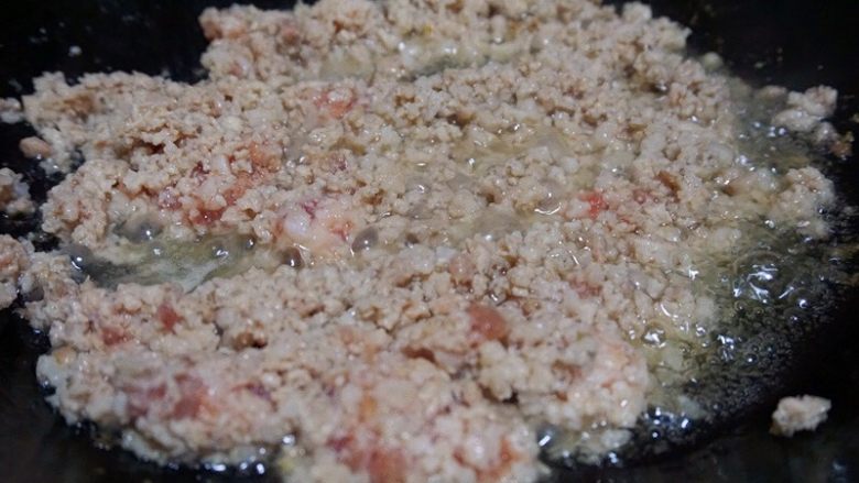 烂肉豌豆,锅内倒少量油,将五花肉末下锅炒香