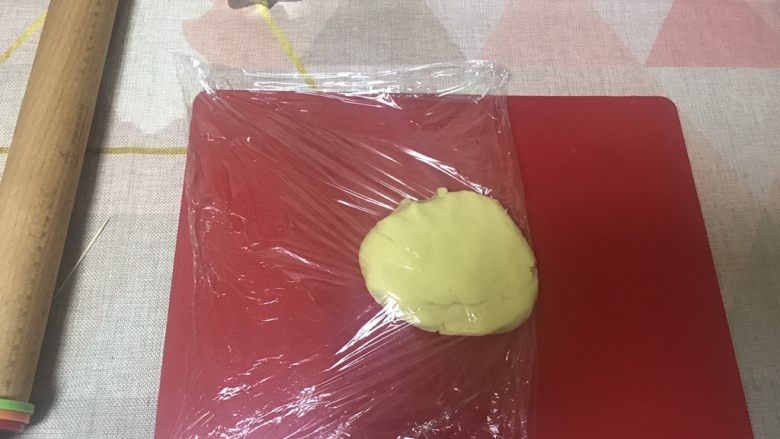 糖霜饼干,将冷冻好的面团拿出 放在保鲜膜上
冷冻半小时的面团不会太硬 很好整形
不可冷冻太久哦!
