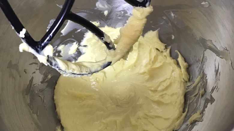 糖霜饼干,用打蛋器打至打蓬松
黄油体积变大、微微发白即可