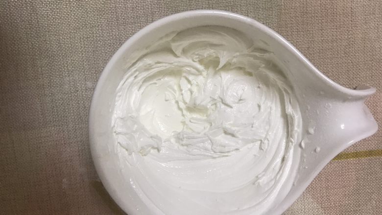 糖霜饼干,打好的样子
打的过程中会感觉打蛋头有阻力
那就提高档速
