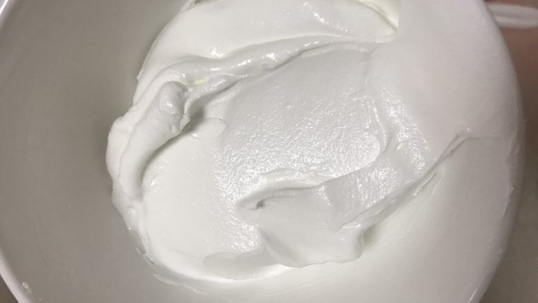 糖霜饼干,完成!
不用的时候用湿布盖好 防止变干
制作时根据不同状态调糖霜