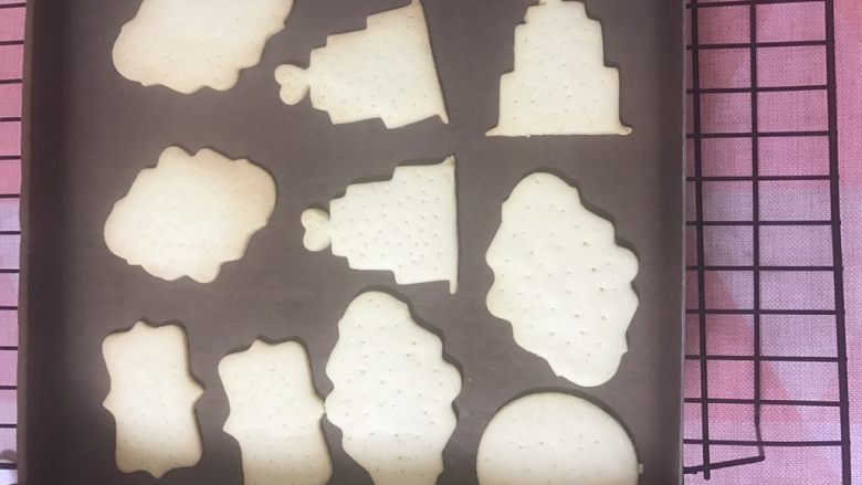 糖霜饼干,我的烤箱150度 烤了15分钟
具体温度根据自家烤箱调节
记得提前预热!
只要烤的饼干底部微微发黄即可