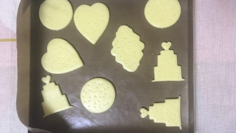 糖霜饼干,用喜欢的模具压型
⚠️注意!压好的饼干比较脆弱 转移的过程要小心 尽量避免饼干变形 还有!放在烤盘上好千万不要挪动地方!
在饼干上拿牙签扎些小孔!防止烤的时候不透气出现鼓起来的现象