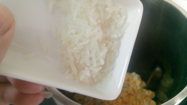 元气早餐~土豆饼+玉米汁,倒进豆浆机里,加入1汤匙洗干净的米(加点米口感不但顺滑细腻还有浓浓的米香味哟)