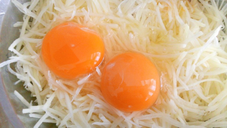 元气早餐~土豆饼+玉米汁,加入2个<a style='color:red;display:inline-block;' href='/shicai/ 9'>鸡蛋</a>