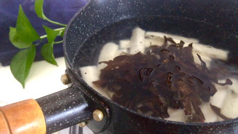 鱼香山药滑鸡,食材准备好后,山药木耳焯水后沥干备用