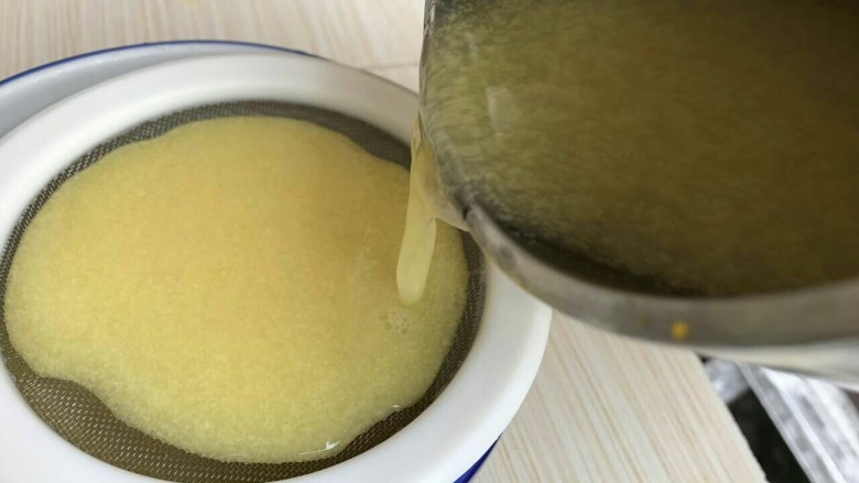 元气早餐~土豆饼+玉米汁,饼煎好了,玉米汁也煮好了!
玉米汁建议过筛过滤1-2次,这样口感才会细腻又顺滑哟!
